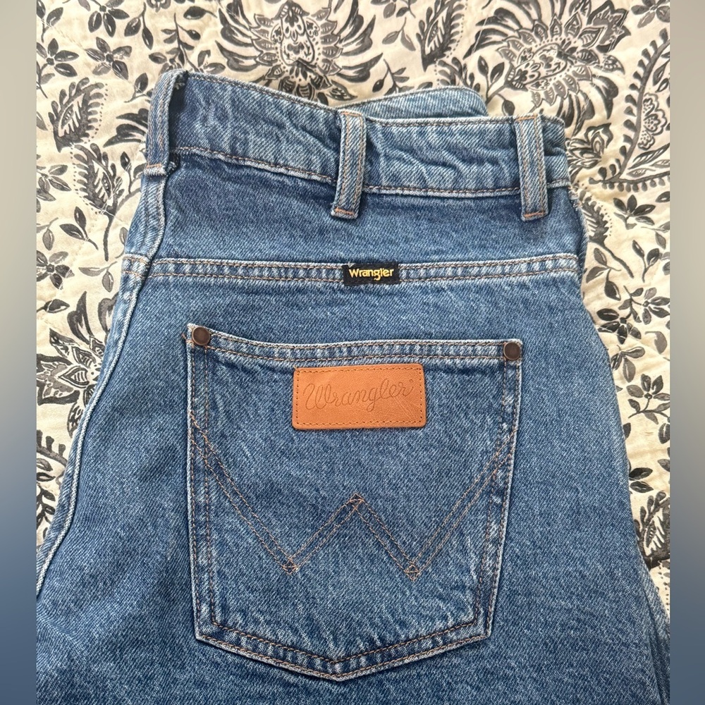 NWOT ✨ WOMEN'S HIGH RISE MID-LENGTH COWBOY SHORT - Picture 2 of 9